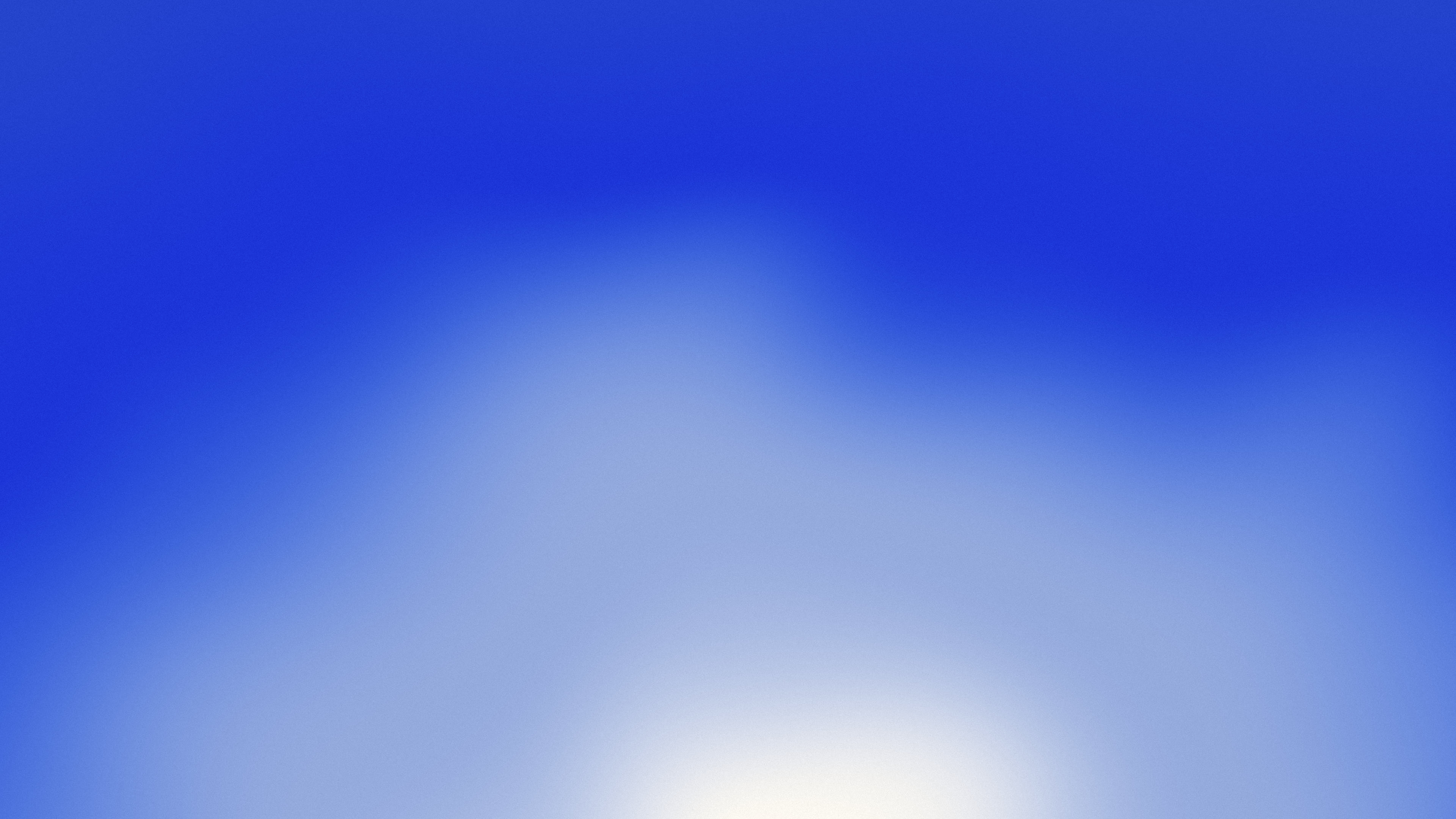Royal Blue and Cream Sunrise Aura Gradient desktop wallpaper in 4K
